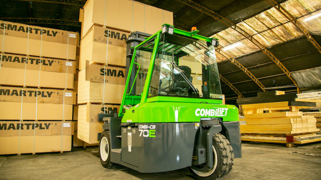 Combilift CB70E: Gebaut für die Holzindustrie