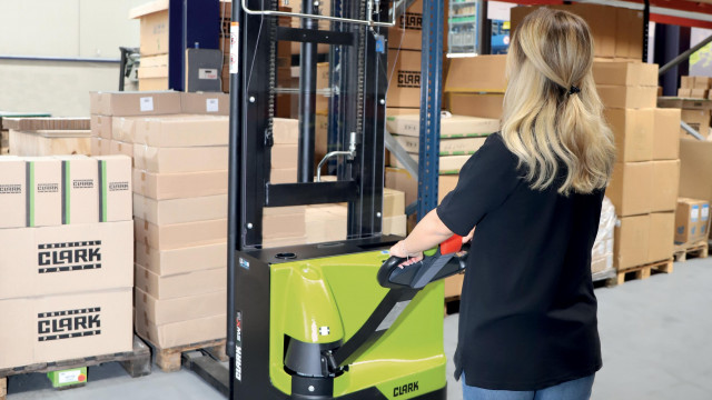 Neuer Hochhubwagen von Clark